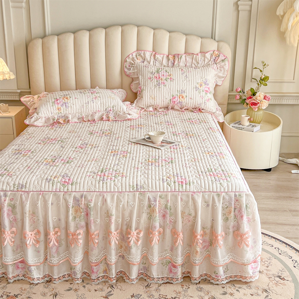 91家纺网 家纺一手货源 找家纺 宜凡家纺 2026新款全棉印花公主风夹棉床裙三件套 玉容昭婉