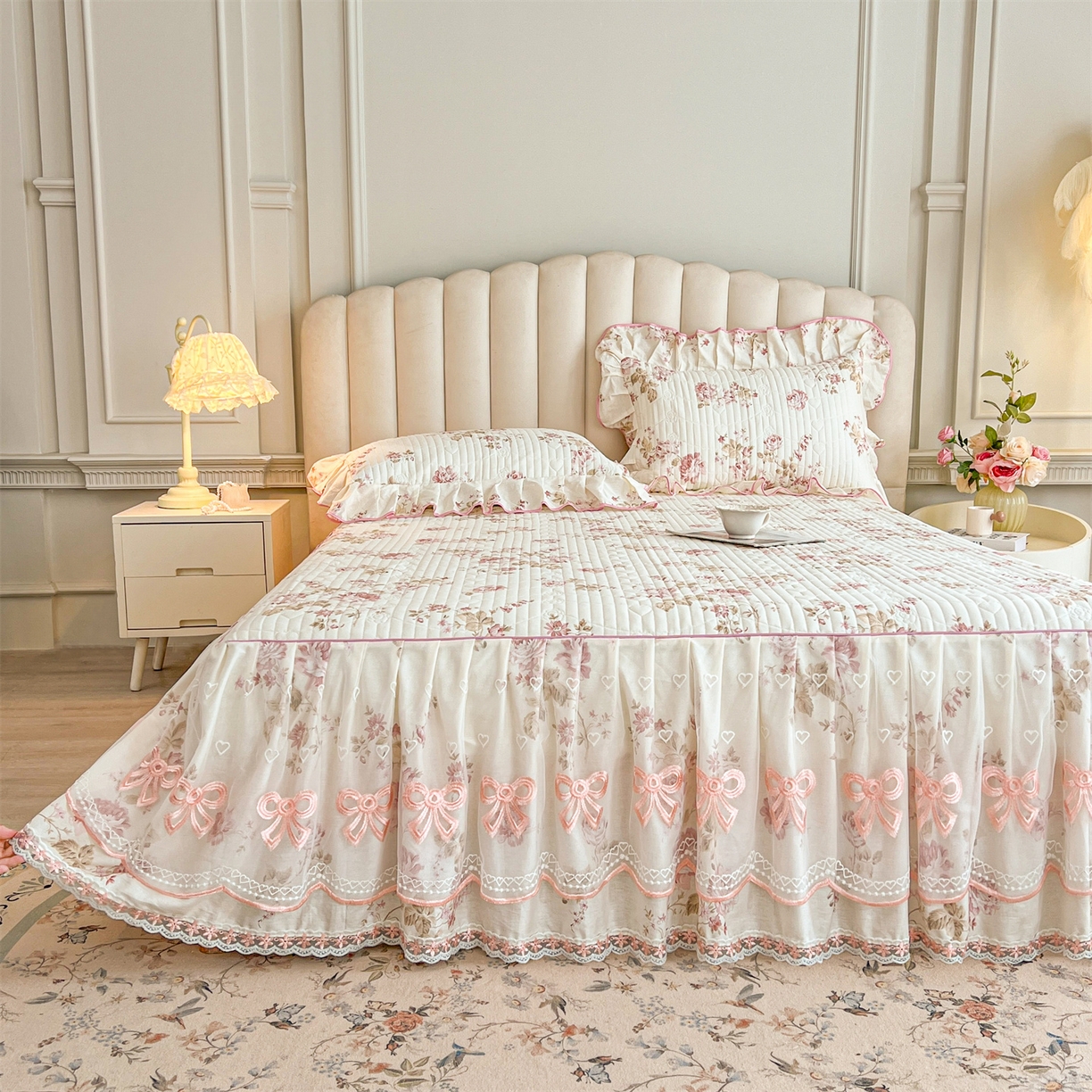 91家纺网 家纺一手货源 找家纺 宜凡家纺 2026新款全棉印花公主风夹棉床裙三件套 水苏栀清