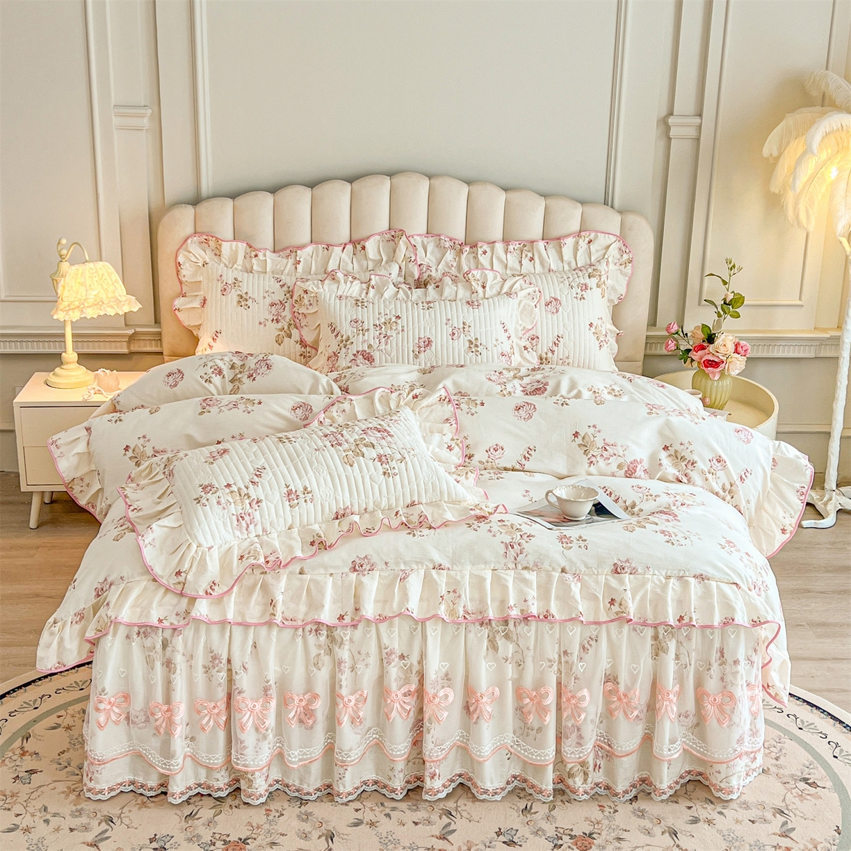 91家纺网 家纺一手货源 找家纺 宜凡家纺 2026新款全棉印花公主风夹棉床裙三件套 水苏栀清