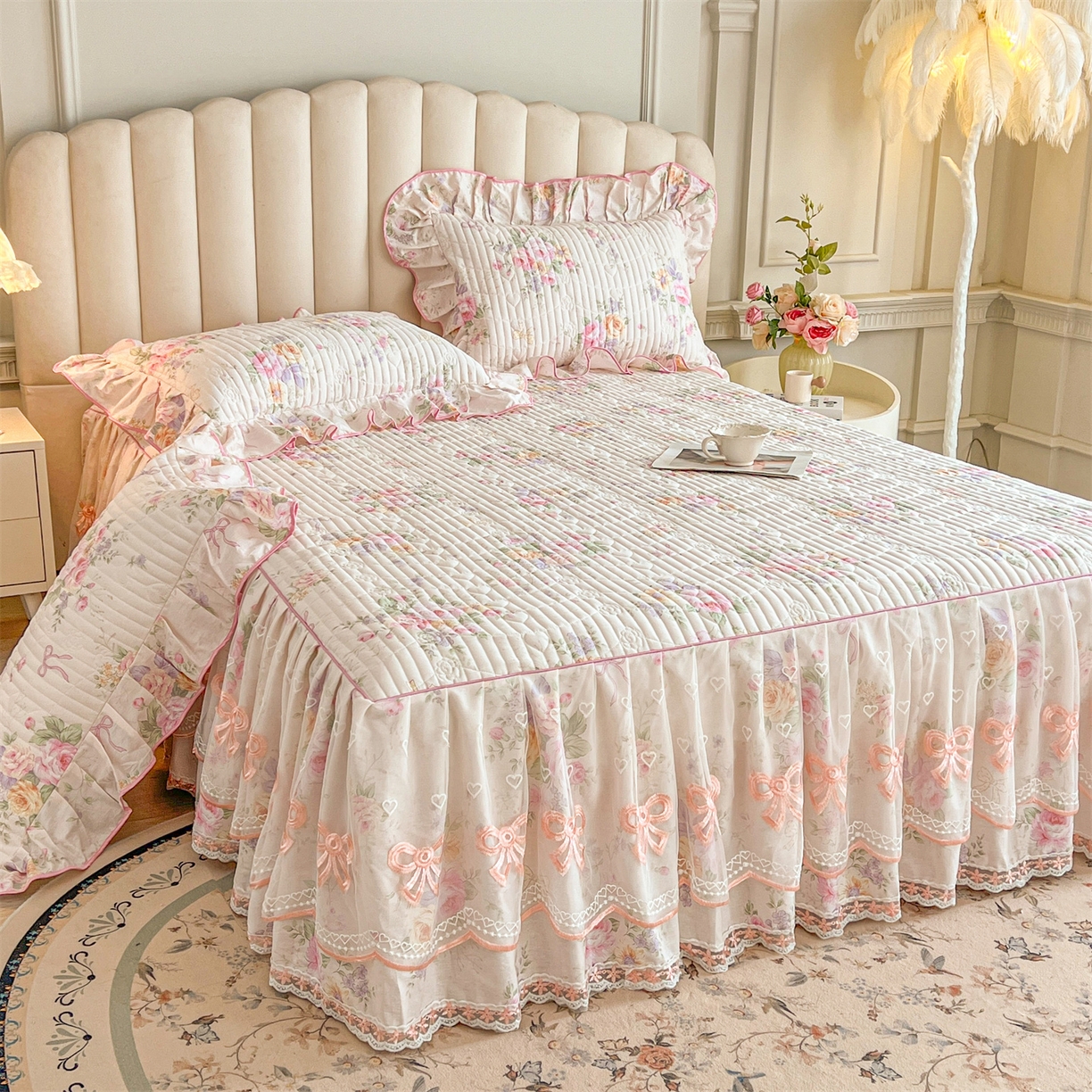 91家纺网 家纺一手货源 找家纺 宜凡家纺 2026新款全棉印花公主风夹棉床裙三件套 玉容昭婉