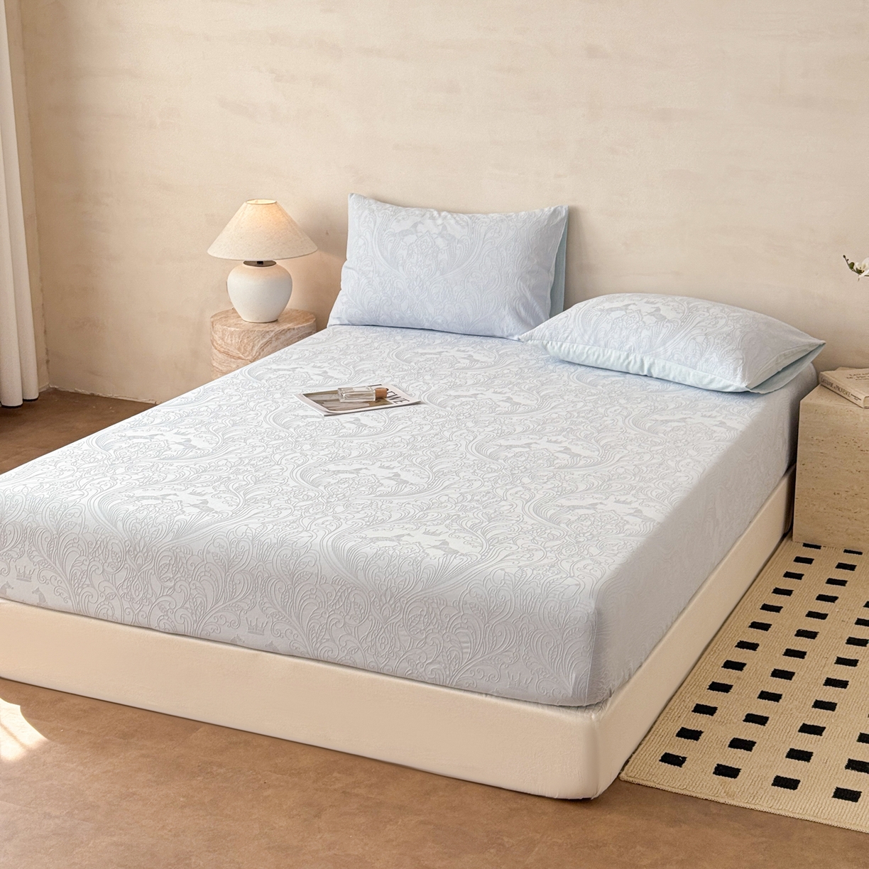 91家纺网 家纺一手货源 找家纺 眠博士 2026新款60S水洗立体提花床笠-场景二 床笠-冠马踏云-嫩蓝