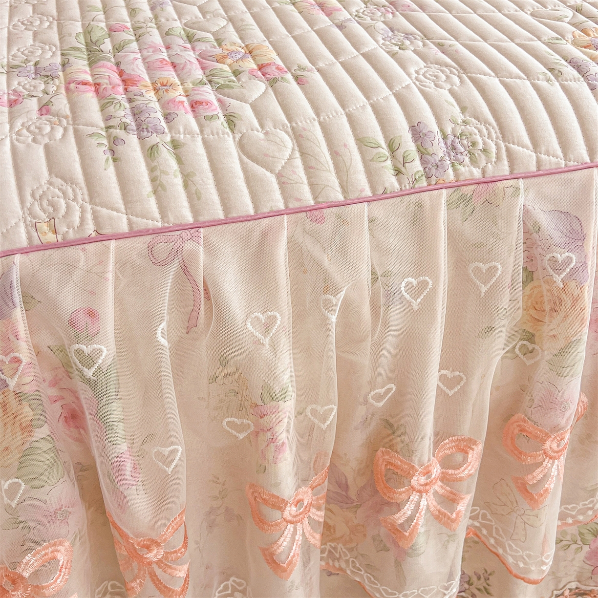 91家纺网 家纺一手货源 找家纺 宜凡家纺 2026新款全棉印花公主风夹棉床裙三件套 玉容昭婉