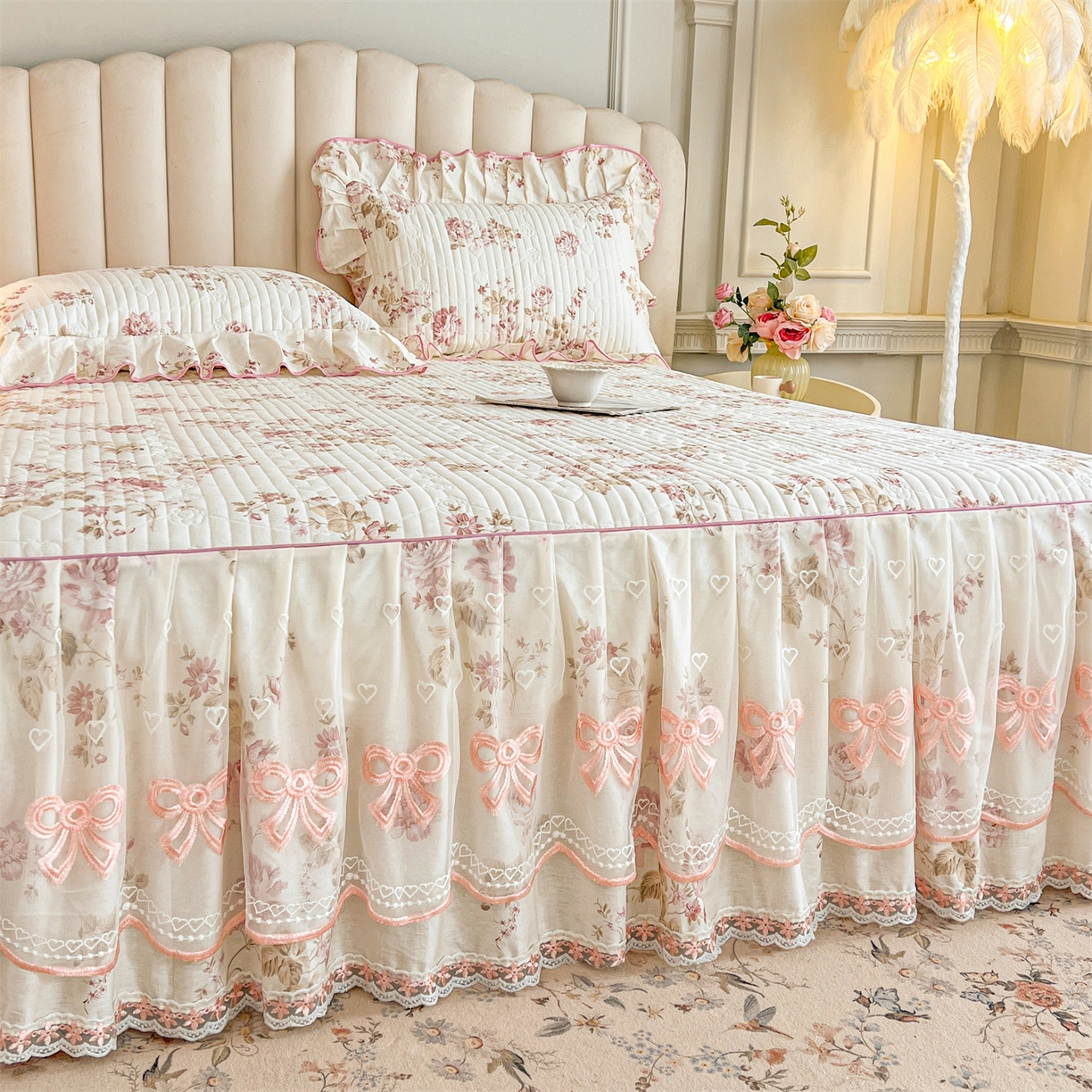 91家纺网 家纺一手货源 找家纺 宜凡家纺 2026新款全棉印花公主风夹棉床裙三件套 水苏栀清