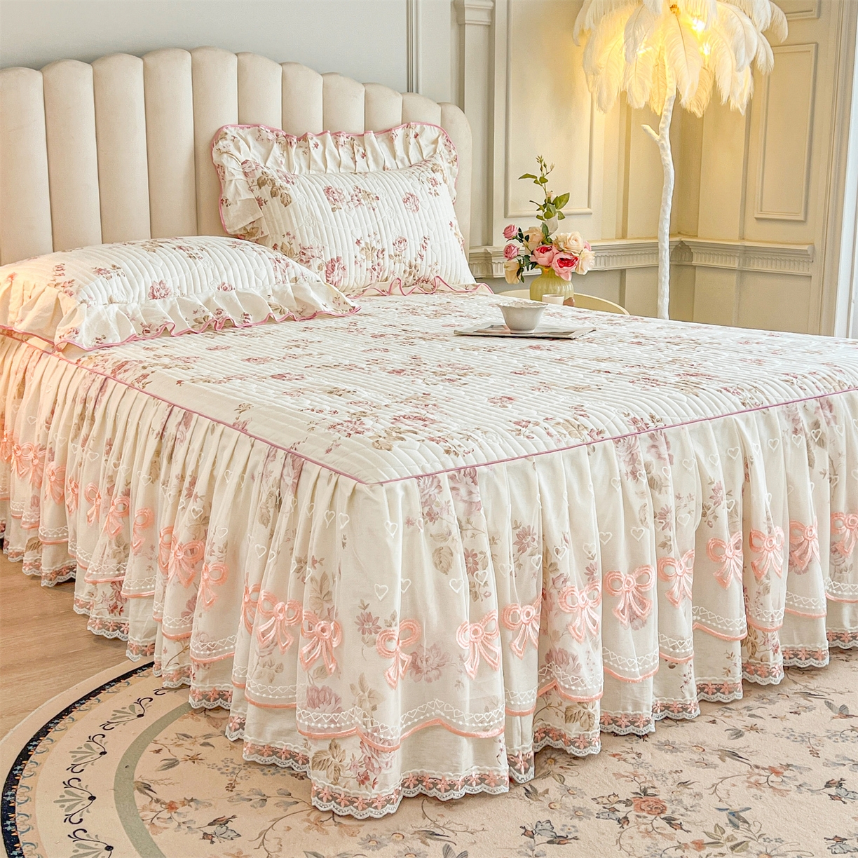 91家纺网 家纺一手货源 找家纺 宜凡家纺 2026新款全棉印花公主风夹棉床裙三件套 水苏栀清