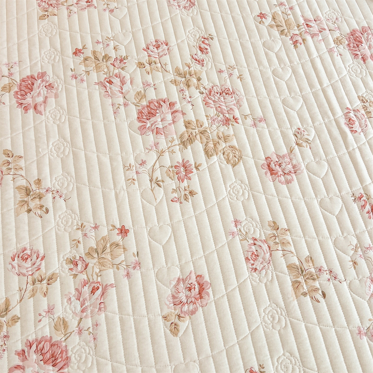 91家纺网 家纺一手货源 找家纺 宜凡家纺 2026新款全棉印花公主风夹棉床裙三件套 水苏栀清