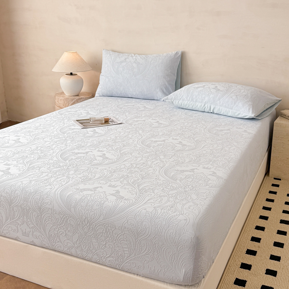 91家纺网 家纺一手货源 找家纺 眠博士 2026新款60S水洗立体提花床笠-场景二 床笠-冠马踏云-嫩蓝