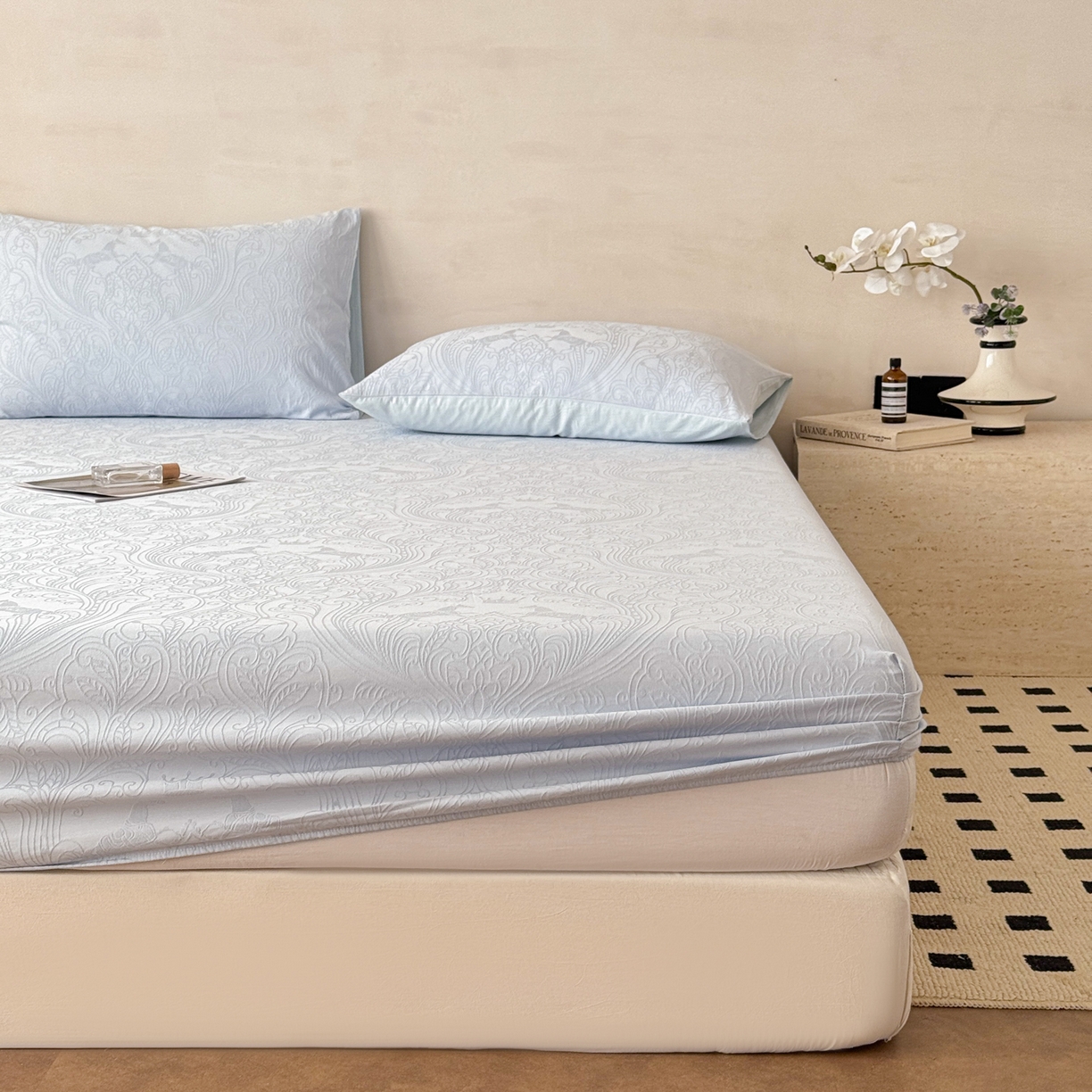 91家纺网 家纺一手货源 找家纺 眠博士 2026新款60S水洗立体提花床笠-场景二 床笠-冠马踏云-嫩蓝