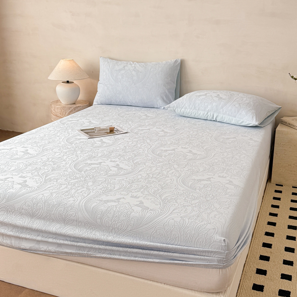 91家纺网 家纺一手货源 找家纺 眠博士 2026新款60S水洗立体提花床笠-场景二 床笠-冠马踏云-嫩蓝