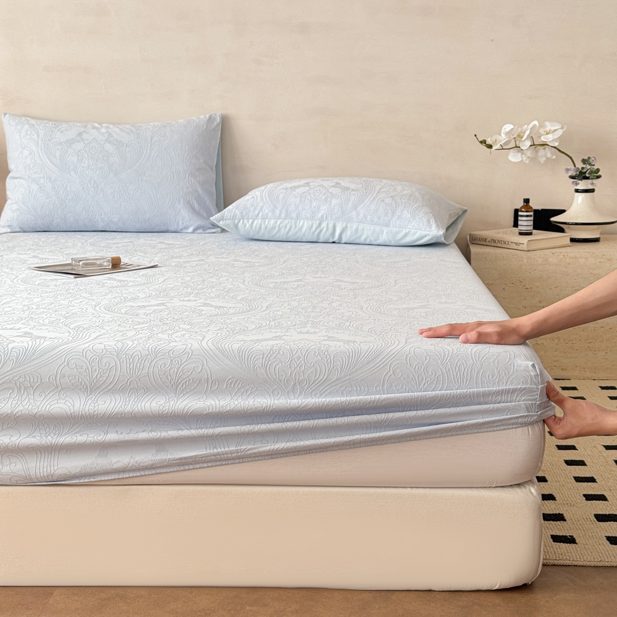 91家纺网 家纺一手货源 找家纺 眠博士 2026新款60S水洗立体提花床笠-场景二 床笠-冠马踏云-嫩蓝