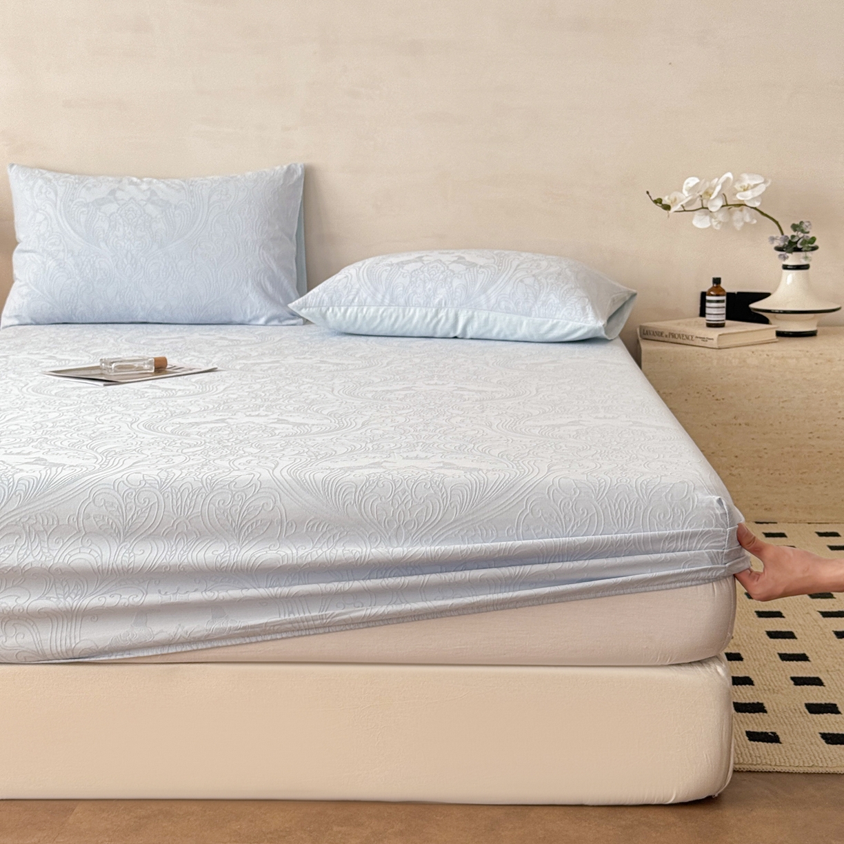 91家纺网 家纺一手货源 找家纺 眠博士 2026新款60S水洗立体提花床笠-场景二 床笠-冠马踏云-嫩蓝