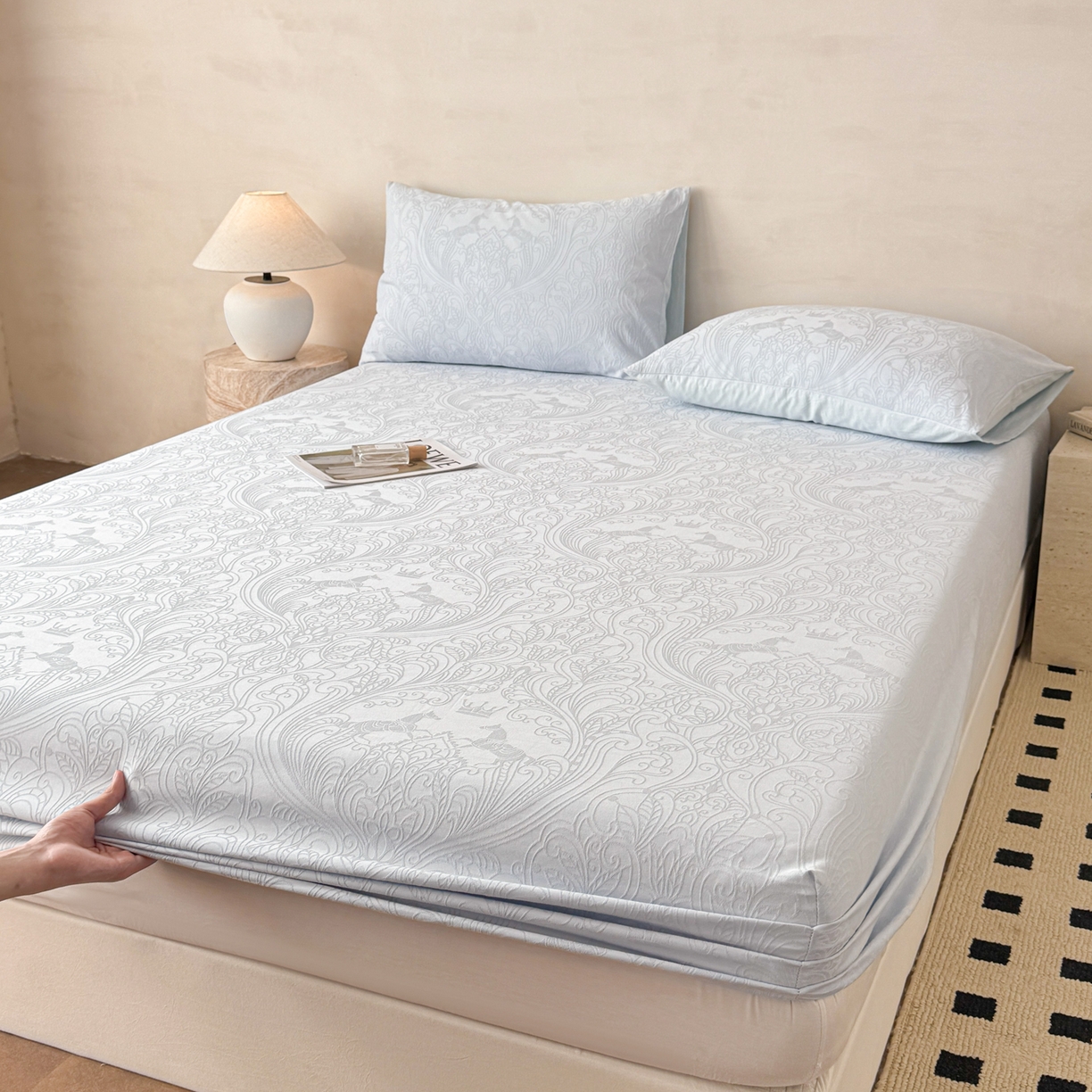 91家纺网 家纺一手货源 找家纺 眠博士 2026新款60S水洗立体提花床笠-场景二 床笠-冠马踏云-嫩蓝