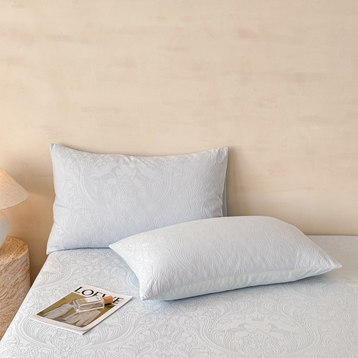 91家纺网 家纺一手货源 找家纺 眠博士 2026新款60S水洗立体提花床笠-场景二 床笠-冠马踏云-嫩蓝