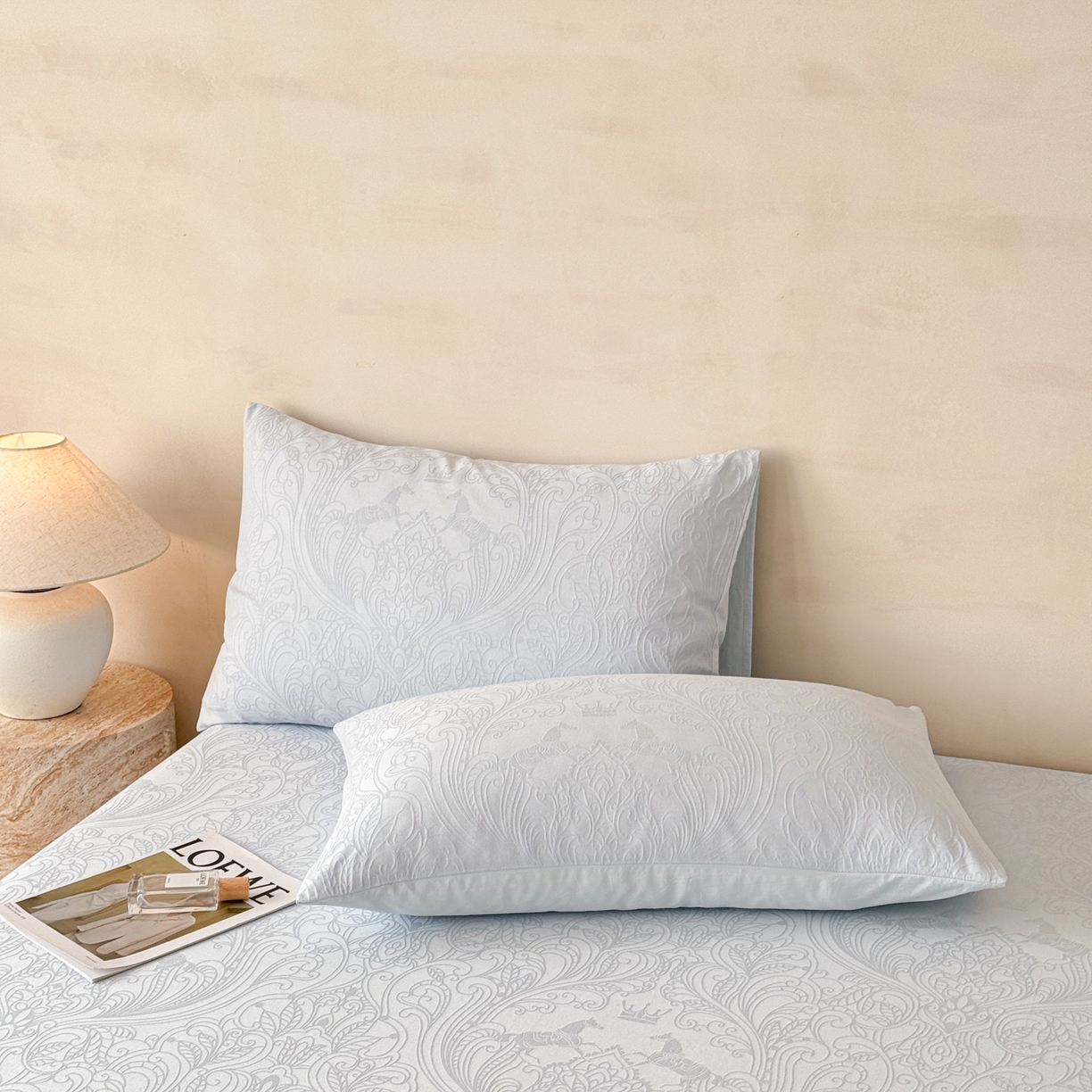 91家纺网 家纺一手货源 找家纺 眠博士 2026新款60S水洗立体提花床笠-场景二 床笠-冠马踏云-嫩蓝