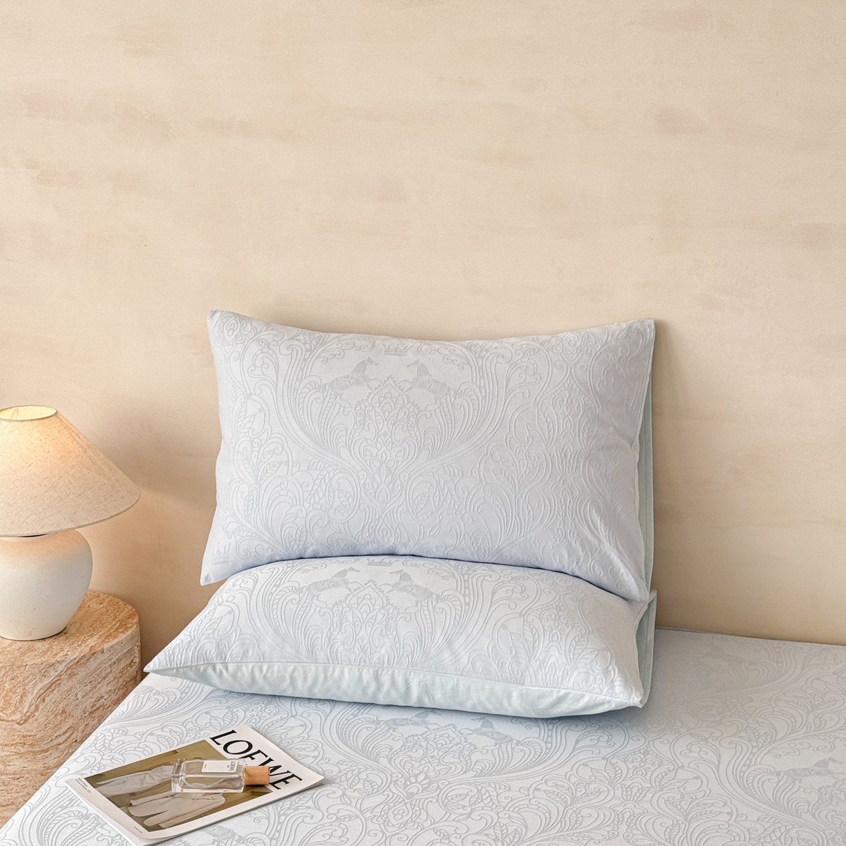 91家纺网 家纺一手货源 找家纺 眠博士 2026新款60S水洗立体提花床笠-场景二 床笠-冠马踏云-嫩蓝