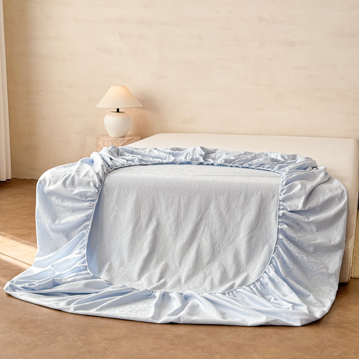 91家纺网 家纺一手货源 找家纺 眠博士 2026新款60S水洗立体提花床笠-场景二 床笠-冠马踏云-嫩蓝