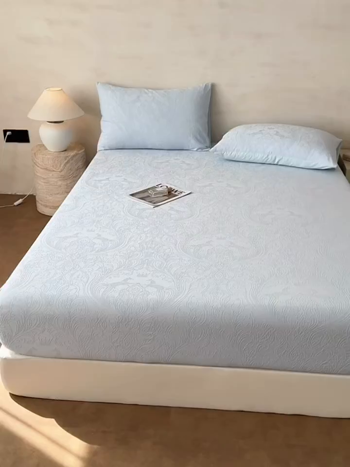 91家纺网 家纺一手货源 找家纺 眠博士 2026新款60S水洗立体提花床笠-场景二 床笠-冠马踏云-嫩蓝