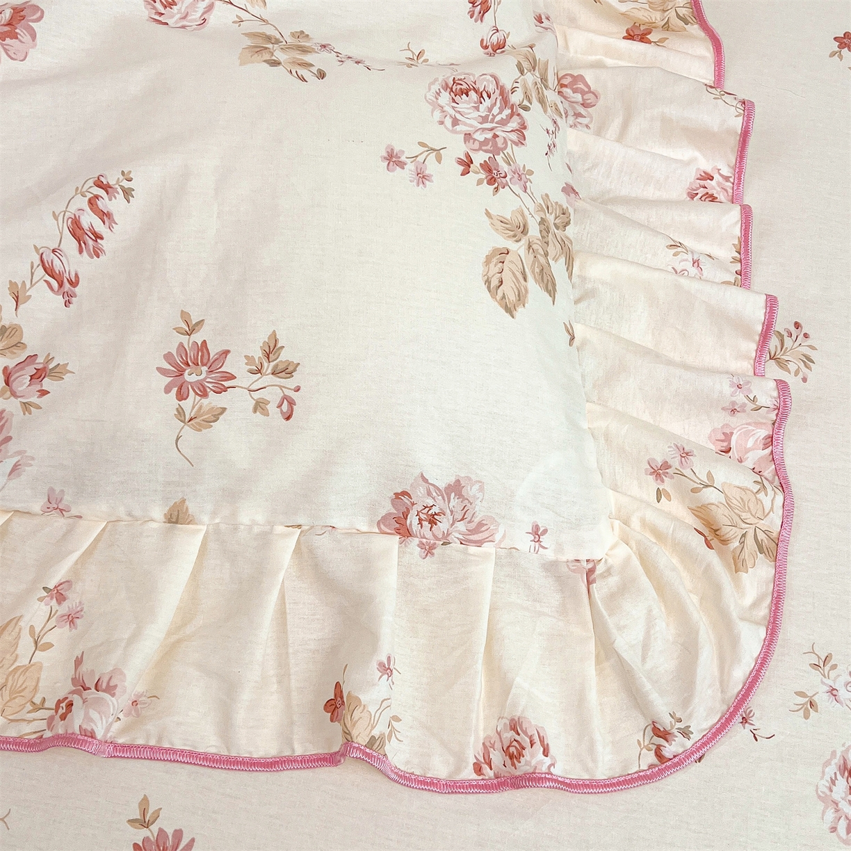 91家纺网 家纺一手货源 找家纺 宜凡家纺 2026新款全棉公主风单层床裙三件套 水苏栀清