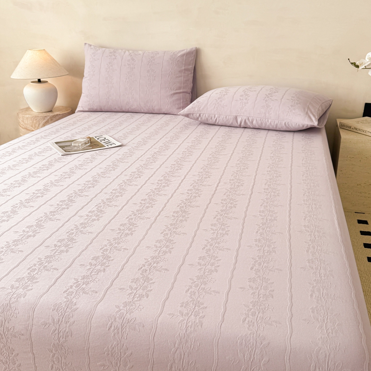 91家纺网 家纺一手货源 找家纺 眠博士 2026新款60S水洗立体提花床笠-场景二 床笠-花间梦-紫