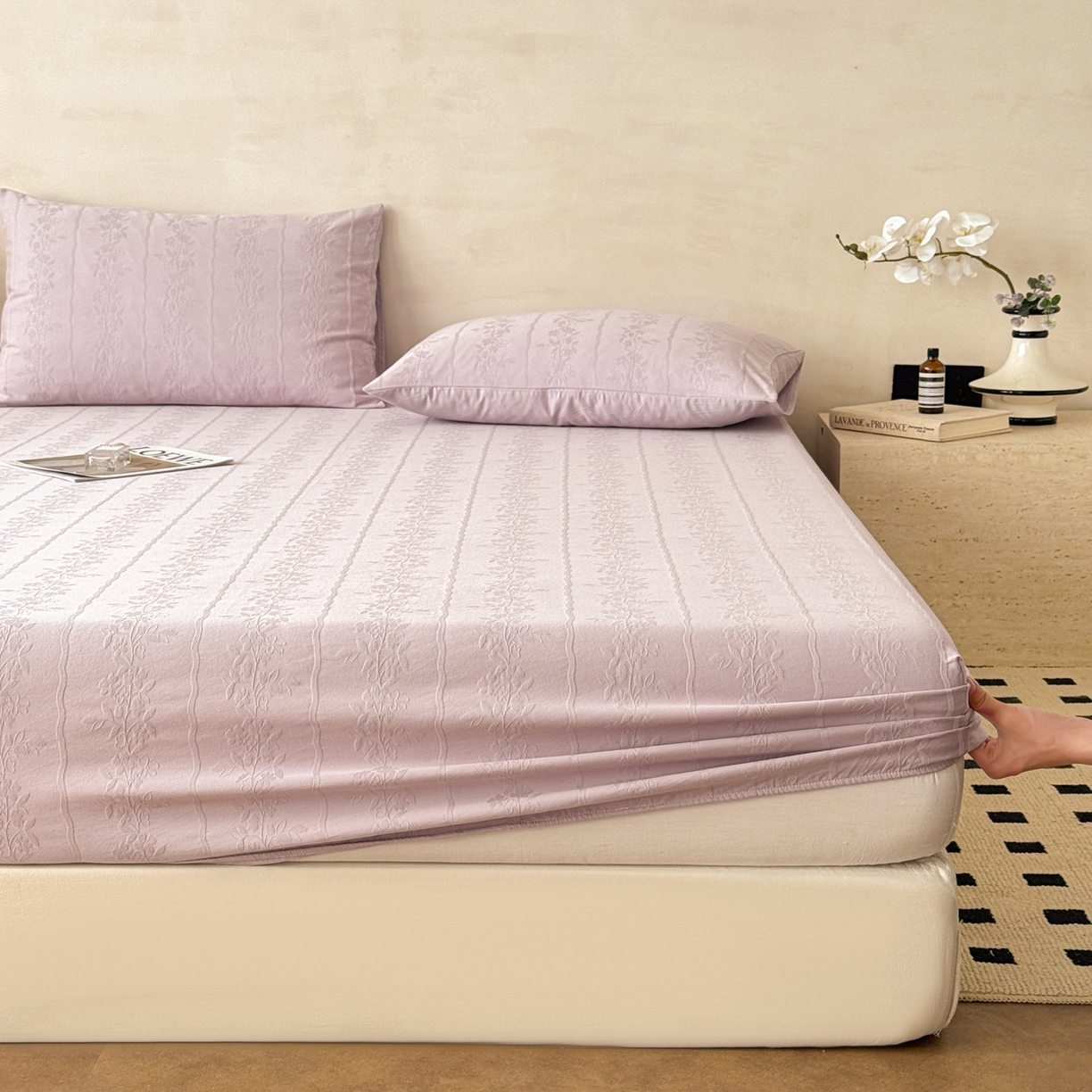 91家纺网 家纺一手货源 找家纺 眠博士 2026新款60S水洗立体提花床笠-场景二 床笠-花间梦-紫