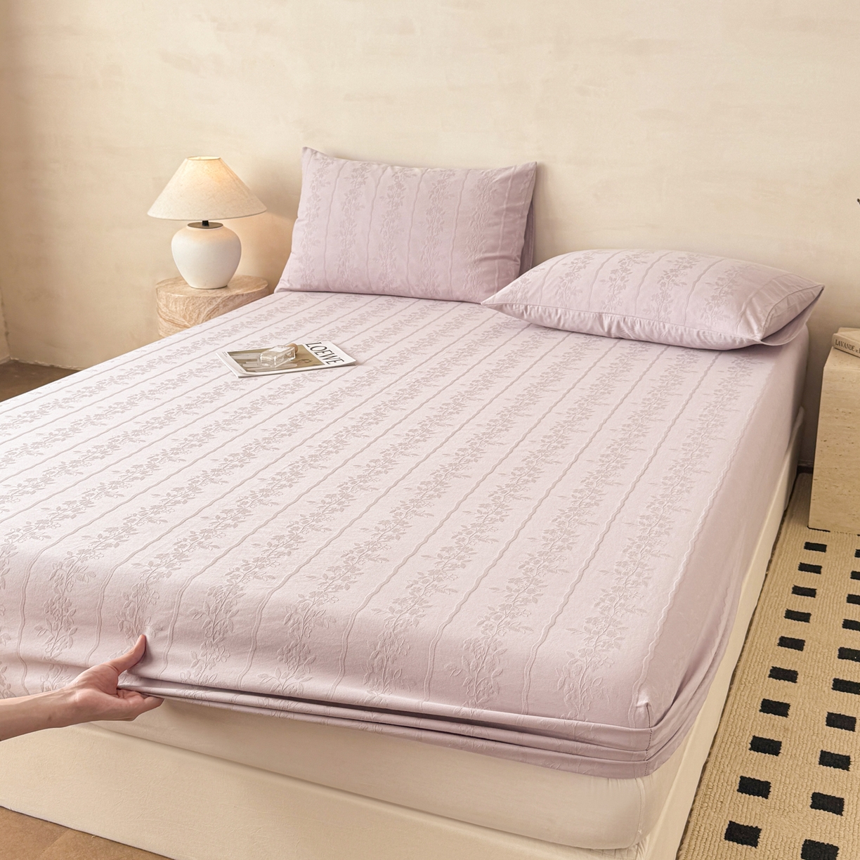 91家纺网 家纺一手货源 找家纺 眠博士 2026新款60S水洗立体提花床笠-场景二 床笠-花间梦-紫