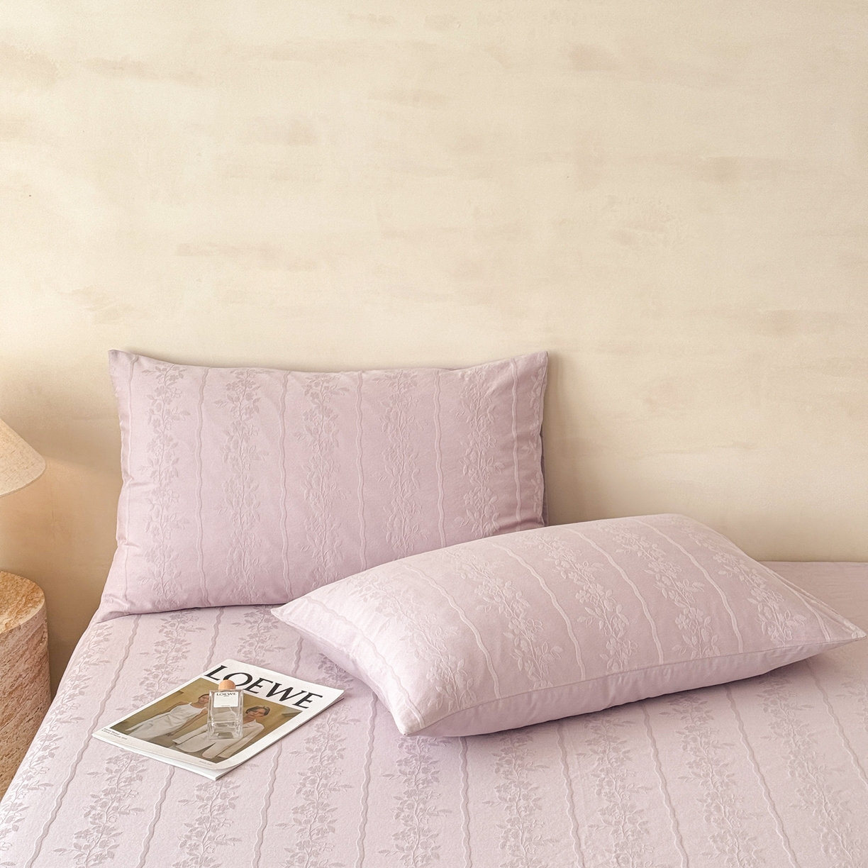 91家纺网 家纺一手货源 找家纺 眠博士 2026新款60S水洗立体提花床笠-场景二 床笠-花间梦-紫