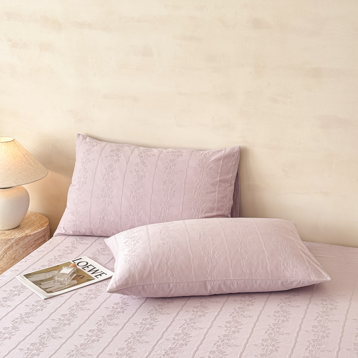 91家纺网 家纺一手货源 找家纺 眠博士 2026新款60S水洗立体提花床笠-场景二 床笠-花间梦-紫