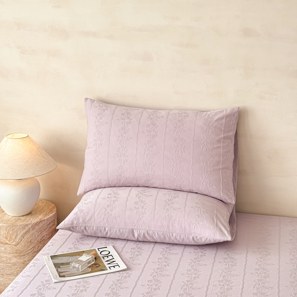 91家纺网 家纺一手货源 找家纺 眠博士 2026新款60S水洗立体提花床笠-场景二 床笠-花间梦-紫