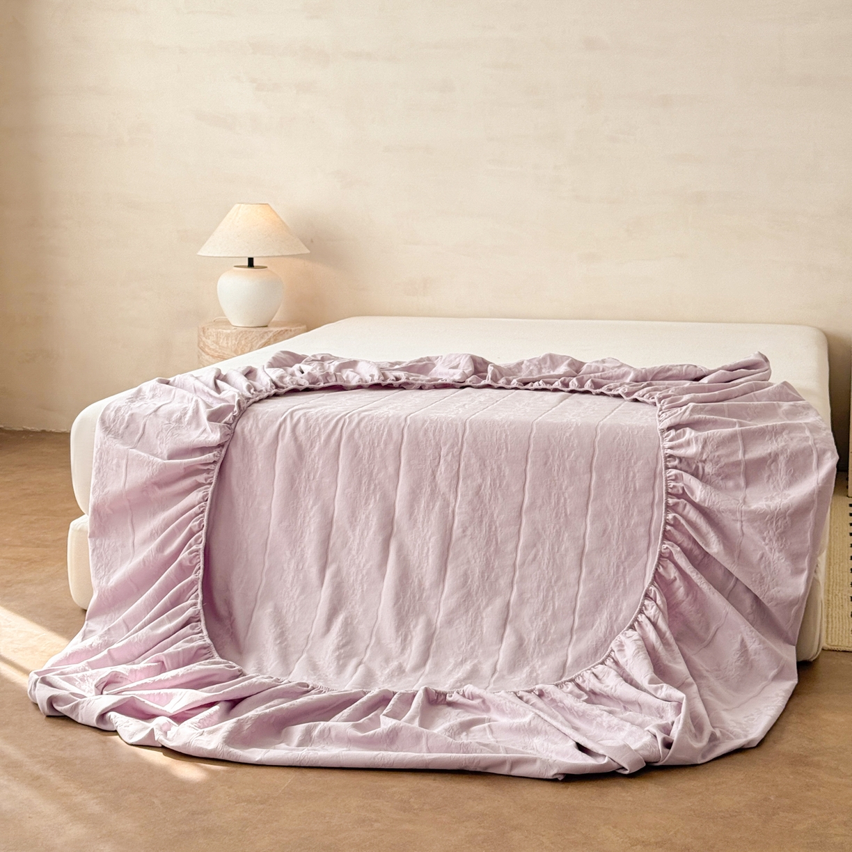 91家纺网 家纺一手货源 找家纺 眠博士 2026新款60S水洗立体提花床笠-场景二 床笠-花间梦-紫