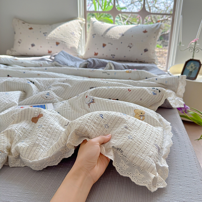 91家纺网 家纺一手货源 找家纺 竹合家纺 2026新品泡芙纱夏被四件套全棉镂空花边泡泡皱皱纱夏凉被 小狗派对