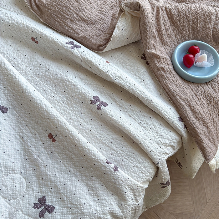 91家纺网 家纺一手货源 找家纺 竹合家纺 2026新品泡芙纱夏被四件套全棉镂空花边泡泡皱皱纱夏凉被 樱桃结美