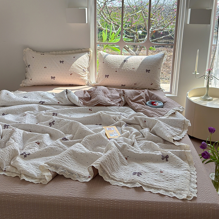 91家纺网 家纺一手货源 找家纺 竹合家纺 2026新品泡芙纱夏被四件套全棉镂空花边泡泡皱皱纱夏凉被 樱桃结美