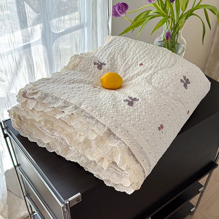 91家纺网 家纺一手货源 找家纺 竹合家纺 2026新品泡芙纱夏被四件套全棉镂空花边泡泡皱皱纱夏凉被 樱桃结美