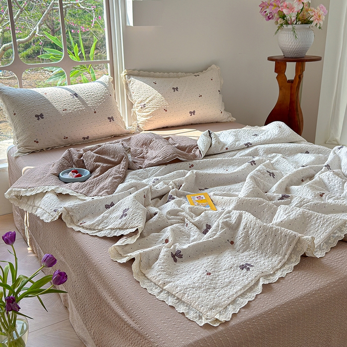 91家纺网 家纺一手货源 找家纺 竹合家纺 2026新品泡芙纱夏被四件套全棉镂空花边泡泡皱皱纱夏凉被 樱桃结美