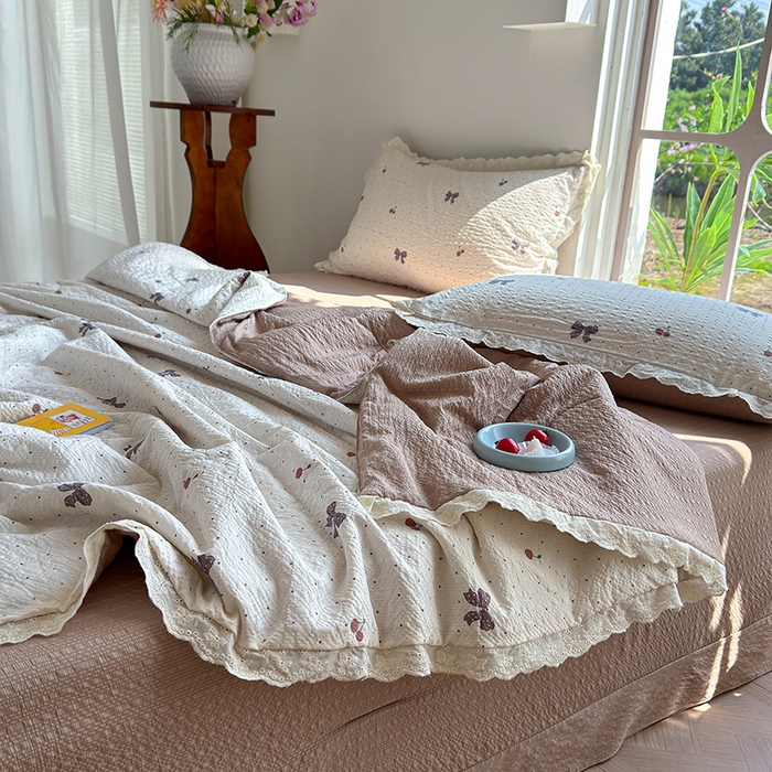 91家纺网 家纺一手货源 找家纺 竹合家纺 2026新品泡芙纱夏被四件套全棉镂空花边泡泡皱皱纱夏凉被 樱桃结美