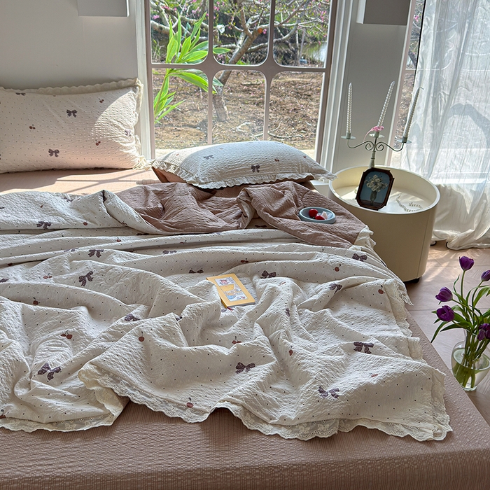 91家纺网 家纺一手货源 找家纺 竹合家纺 2026新品泡芙纱夏被四件套全棉镂空花边泡泡皱皱纱夏凉被 樱桃结美