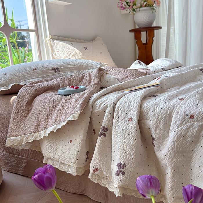 91家纺网 家纺一手货源 找家纺 竹合家纺 2026新品泡芙纱夏被四件套全棉镂空花边泡泡皱皱纱夏凉被 樱桃结美