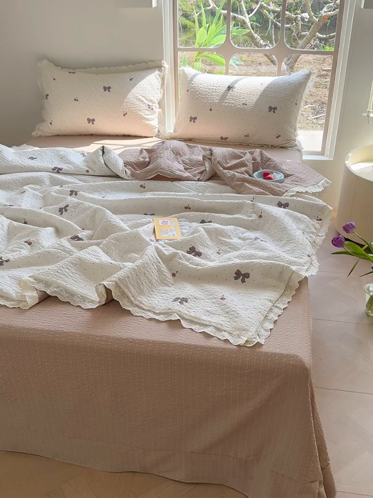 91家纺网 家纺一手货源 找家纺 竹合家纺 2026新品泡芙纱夏被四件套全棉镂空花边泡泡皱皱纱夏凉被 樱桃结美