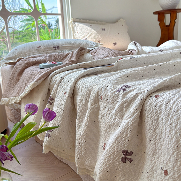 91家纺网 家纺一手货源 找家纺 竹合家纺 2026新品泡芙纱夏被四件套全棉镂空花边泡泡皱皱纱夏凉被 樱桃结美