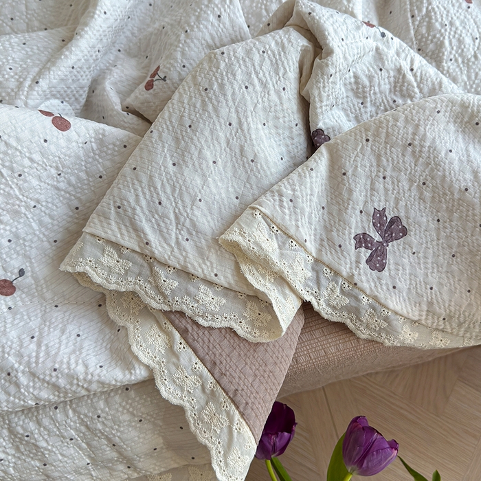 91家纺网 家纺一手货源 找家纺 竹合家纺 2026新品泡芙纱夏被四件套全棉镂空花边泡泡皱皱纱夏凉被 樱桃结美