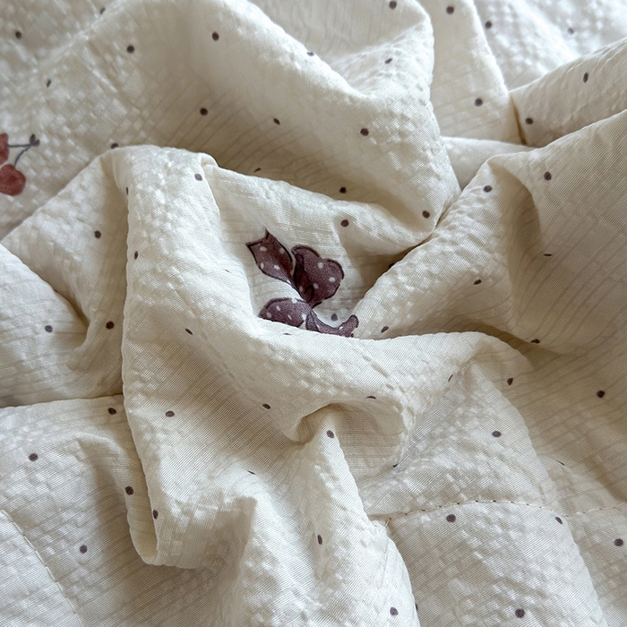 91家纺网 家纺一手货源 找家纺 竹合家纺 2026新品泡芙纱夏被四件套全棉镂空花边泡泡皱皱纱夏凉被 樱桃结美