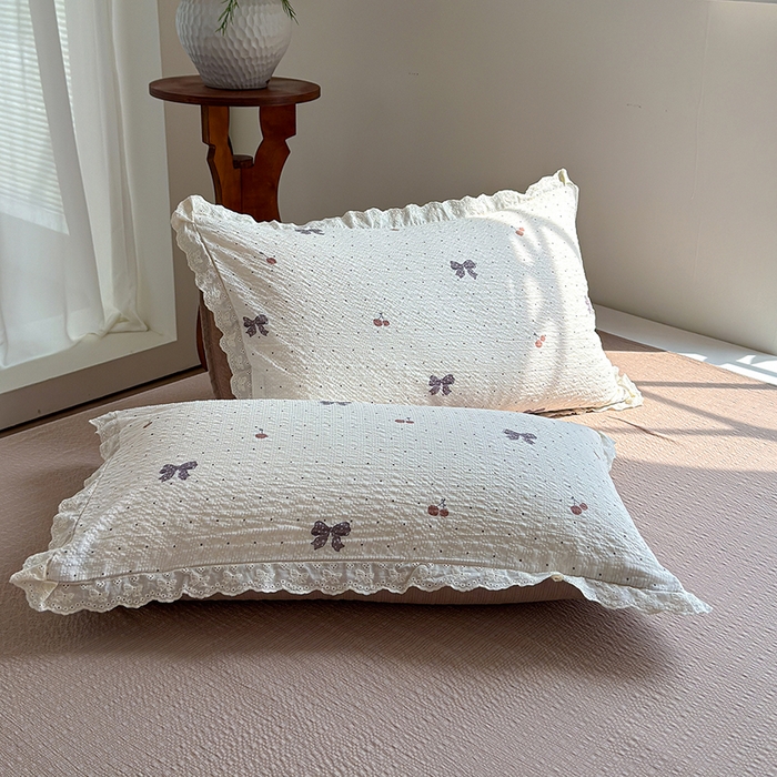 91家纺网 家纺一手货源 找家纺 竹合家纺 2026新品泡芙纱夏被四件套全棉镂空花边泡泡皱皱纱夏凉被 樱桃结美