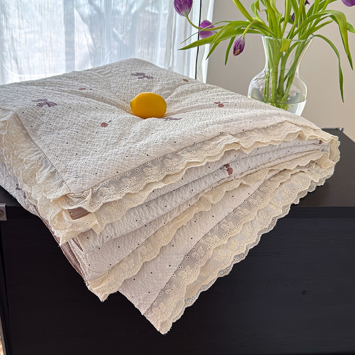 91家纺网 家纺一手货源 找家纺 竹合家纺 2026新品泡芙纱夏被四件套全棉镂空花边泡泡皱皱纱夏凉被 樱桃结美