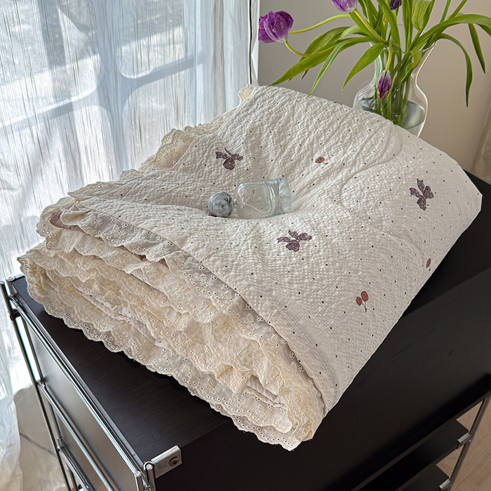 91家纺网 家纺一手货源 找家纺 竹合家纺 2026新品泡芙纱夏被四件套全棉镂空花边泡泡皱皱纱夏凉被 樱桃结美