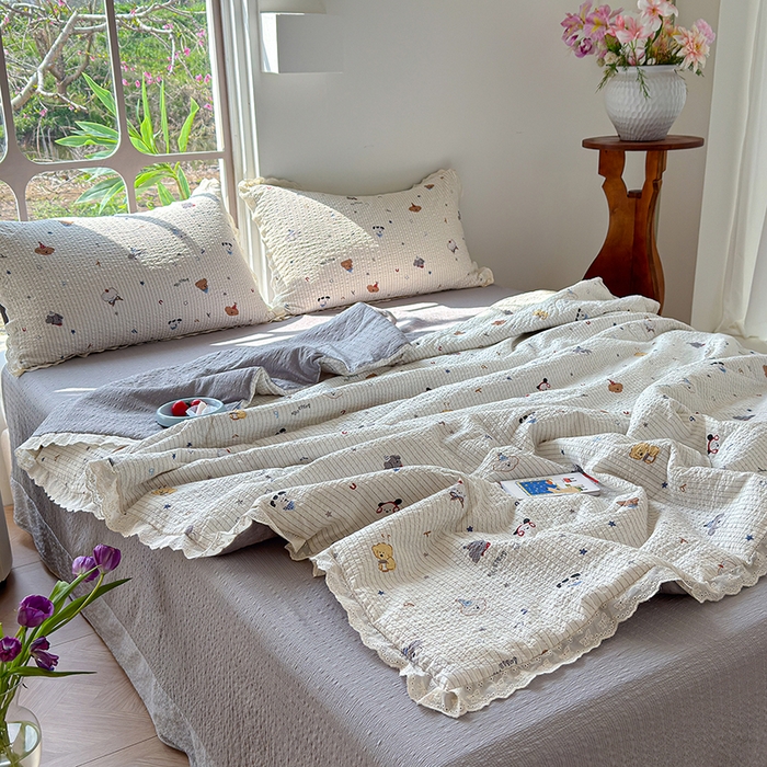 91家纺网 家纺一手货源 找家纺 竹合家纺 2026新品泡芙纱夏被四件套全棉镂空花边泡泡皱皱纱夏凉被 小狗派对