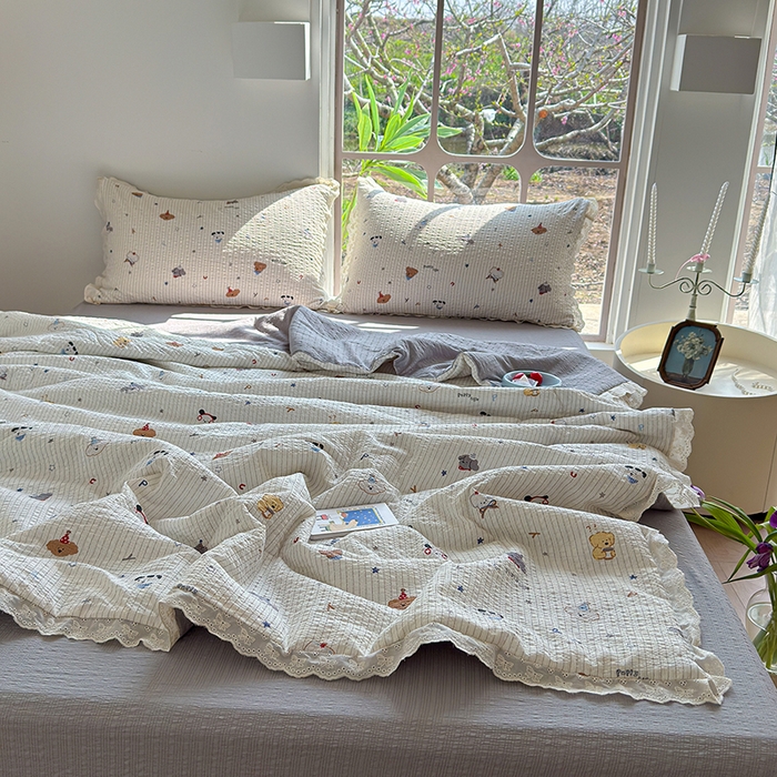 91家纺网 家纺一手货源 找家纺 竹合家纺 2026新品泡芙纱夏被四件套全棉镂空花边泡泡皱皱纱夏凉被 小狗派对