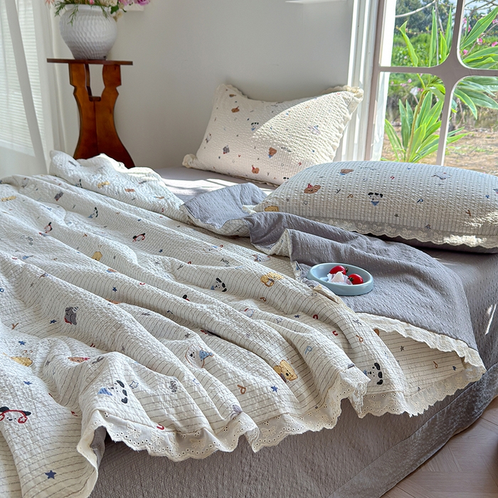 91家纺网 家纺一手货源 找家纺 竹合家纺 2026新品泡芙纱夏被四件套全棉镂空花边泡泡皱皱纱夏凉被 小狗派对