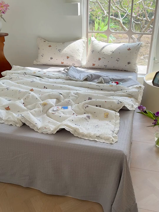 91家纺网 家纺一手货源 找家纺 竹合家纺 2026新品泡芙纱夏被四件套全棉镂空花边泡泡皱皱纱夏凉被 小狗派对