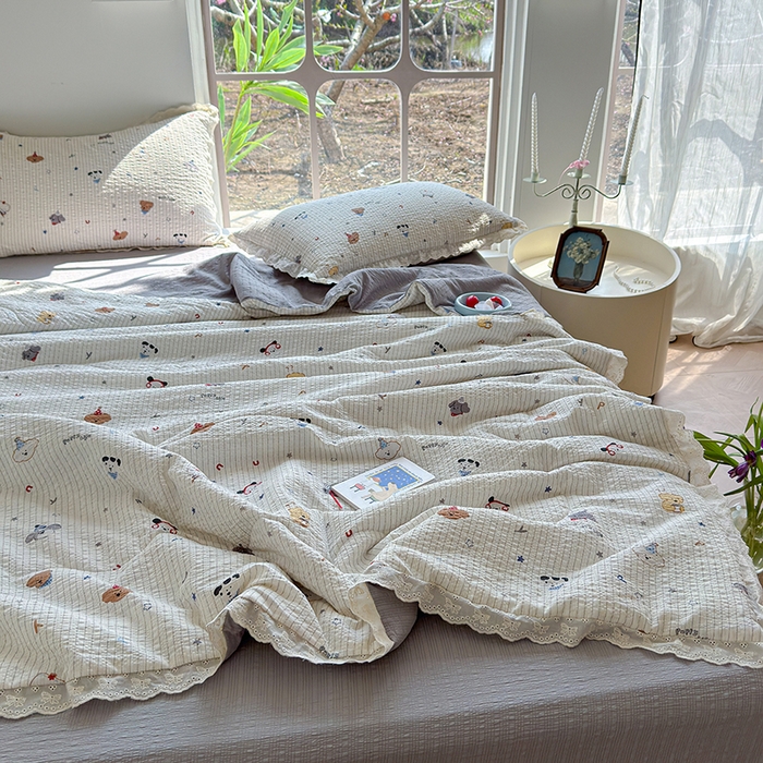 91家纺网 家纺一手货源 找家纺 竹合家纺 2026新品泡芙纱夏被四件套全棉镂空花边泡泡皱皱纱夏凉被 小狗派对