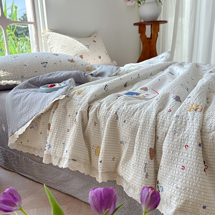 91家纺网 家纺一手货源 找家纺 竹合家纺 2026新品泡芙纱夏被四件套全棉镂空花边泡泡皱皱纱夏凉被 小狗派对