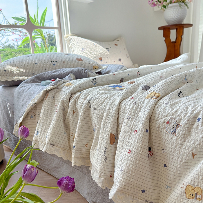 91家纺网 家纺一手货源 找家纺 竹合家纺 2026新品泡芙纱夏被四件套全棉镂空花边泡泡皱皱纱夏凉被 小狗派对